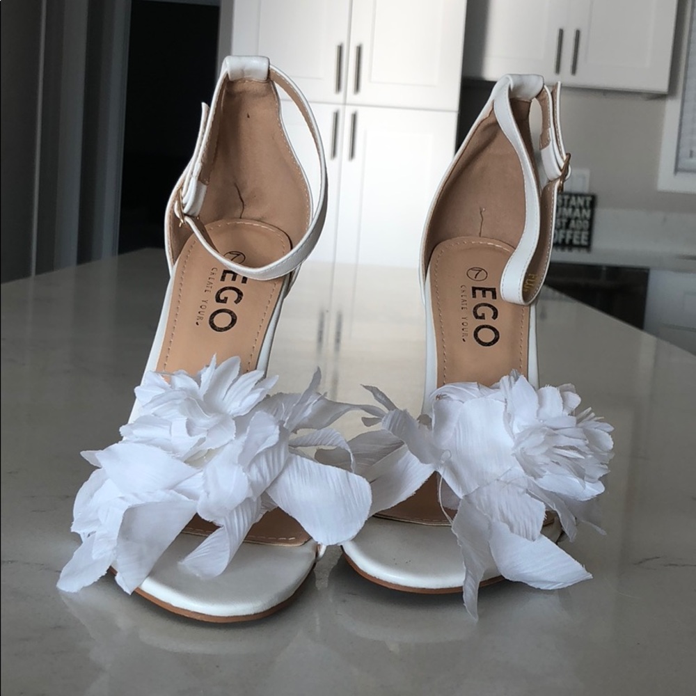 White flower strappy sandal